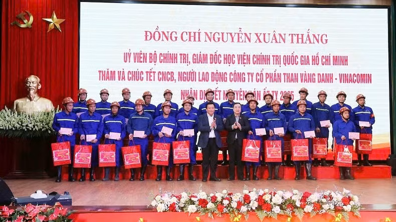 Politburo Member Nguyen Xuan Thang and leaders of Quang Ninh Province present Tet gifts to the staff and workers of Vang Danh Coal Joint Stock Company - Vinacomin.