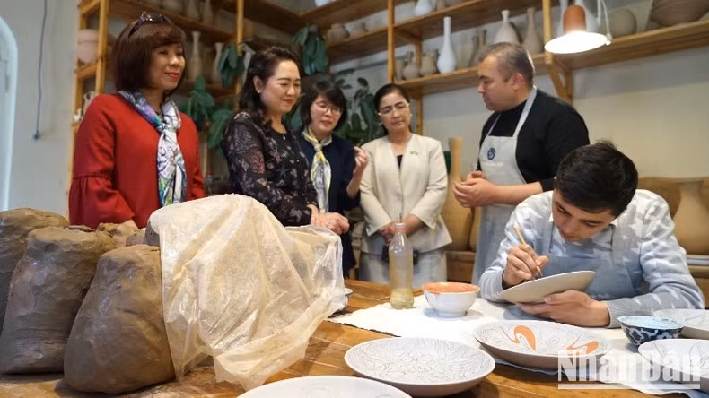 Generations of the Rakhimov family’s ceramic facility have regularly organised exchanges and exhibitions with ceramic artists both domestically and internationally.