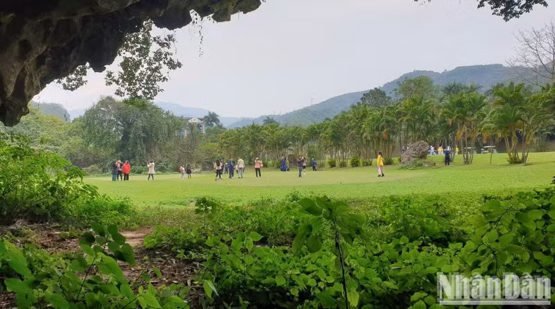 The Journalist Cave is located at the foot of a limestone mountain. In front of the cave entrance, today lies a lush green meadow. (Photo: THU TRANG) The Journalist Cave is located at the foot of a limestone mountain. In front of the cave entrance, today lies a lush green meadow. (Photo: THU TRANG)