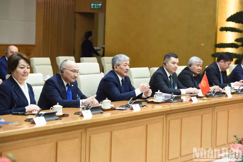 Prime Minister Adylbek Kasymaliev and members of the Kyrgyz Government hold talks with Prime Minister Pham Minh Chinh. Prime Minister Adylbek Kasymaliev and members of the Kyrgyz Government hold talks with Prime Minister Pham Minh Chinh.