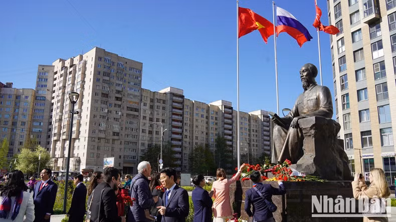 The flower offering ceremony at the monument dedicated to President Ho Chi Minh in Saint Petersburg. (Photo: XUAN HUNG)