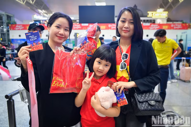 Many children follow their families to cheer up the Vietnam national team.