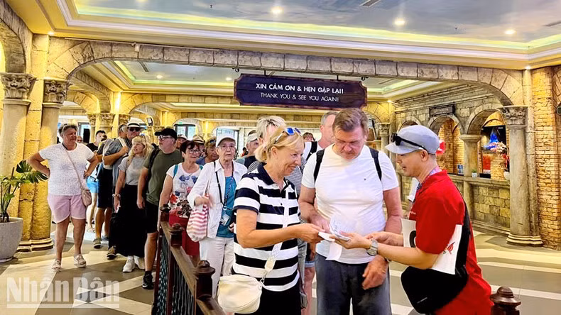 International tourists experience Hon Thom Cable Car