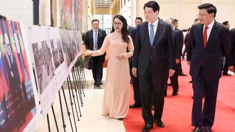 President Luong Cuong and Lao Party General Secretary and President Thongloun Sisoulith attend the exhibition (Photo: VNA) 