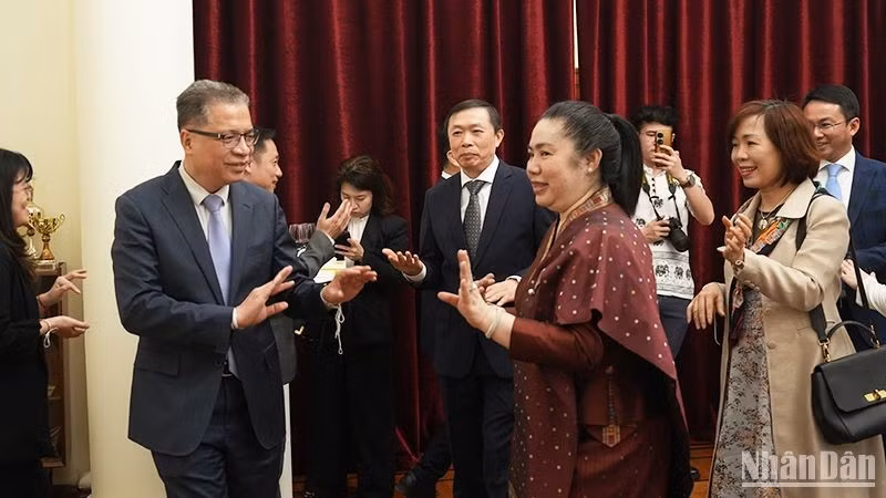 The two ambassadors, their spouses, and staff from the Vietnamese and Lao Embassies in Russia join in the traditional Lamvong dance of Laos. (Photo: XUAN HUNG)