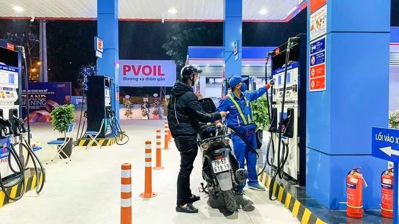 Petrol prices fall in the second consecutive adjustment. (Photo: VNA)
