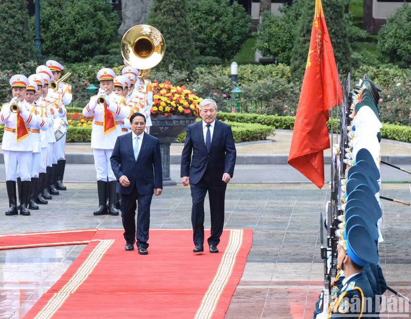 Prime Minister Pham Minh Chinh and his Kyrgyz counterpart Adylbek Kasymaliev review the Honour Guard of the Vietnam People's Army. Prime Minister Pham Minh Chinh and his Kyrgyz counterpart Adylbek Kasymaliev review the Honour Guard of the Vietnam People's Army.