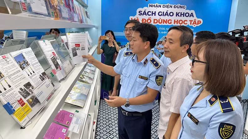 Nguyen Thanh Binh, Deputy Director of the Agency for Domestic Market Surveillance and Development, guides people to distinguish between real and fake textbooks. Nguyen Thanh Binh, Deputy Director of the Agency for Domestic Market Surveillance and Development, guides people to distinguish between real and fake textbooks.