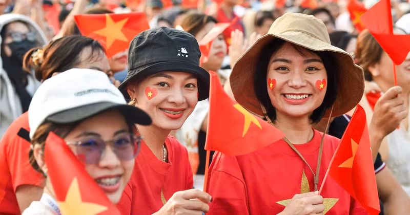 Since early morning, streams of people have gathered at the celebration venue, carrying national flags and a deep sense of pride reflected in every glance and smile. (Photo: THANH DAT)