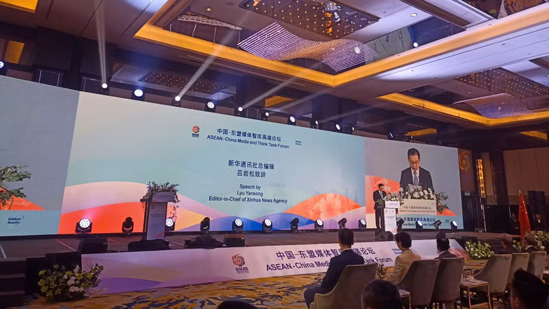 Editor-in-Chief of Xinhua News Agency Lyu Yansong speaks at the forum. (Photo: HONG HANH)