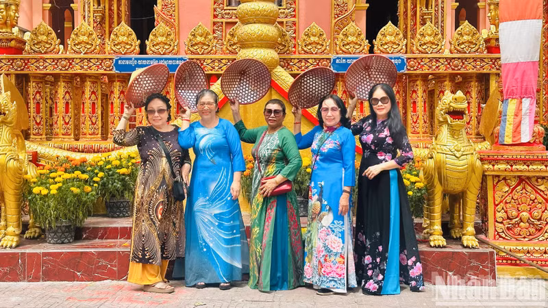 Visitors from Ho Chi Minh City enjoy immersing themselves in the local culture in Tra Cu District, Tra Vinh Province.