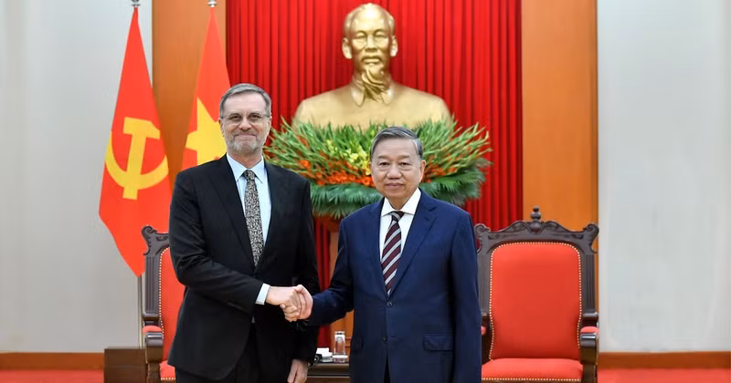 Party General Secretary To Lam receives French Ambassador to Vietnam Olivier Brochet.