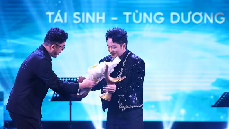 Singer Tung Duong receives the Song of the Year award.