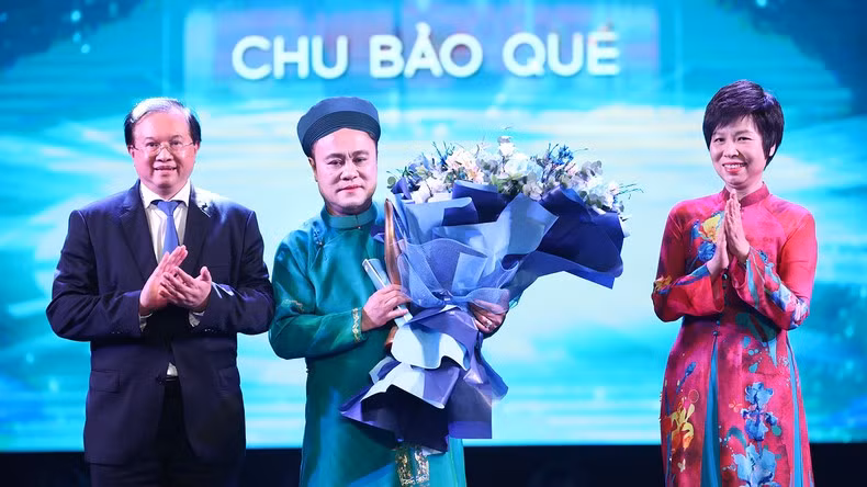 Artist Chu Bao Que receives the Inspiring Artist award
