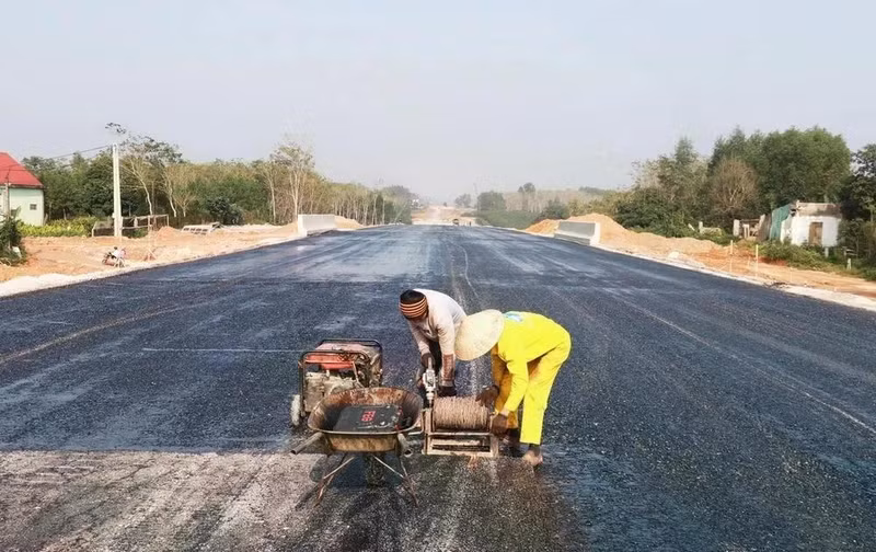 Construction underway for the North - South expressway (Photo: VNA)