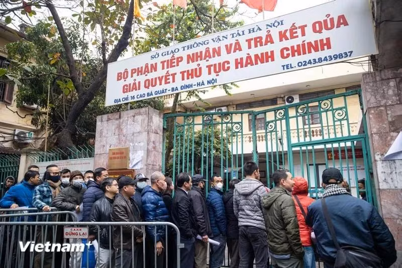Hanoi residents line up to complete driver's license issuance and renewal procedures. (Photo: VNA) 