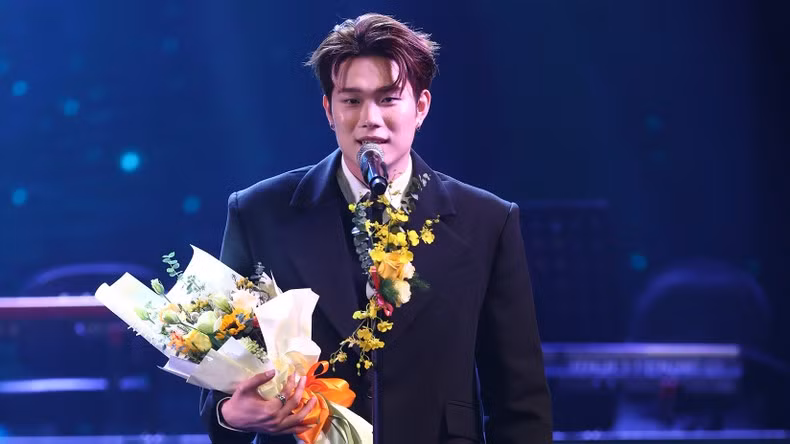 Duong Domic wins the New Artist of the Year award.
