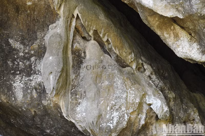 The inscription reading "Fighting against the American Invasion to save the country (1965-1972)" was carved by worker Ngo Hanh in the Journalist Cave in 1972. (Photo: TRAN HAI) The inscription reading "Fighting against the American Invasion to save the country (1965-1972)" was carved by worker Ngo Hanh in the Journalist Cave in 1972. (Photo: TRAN HAI)