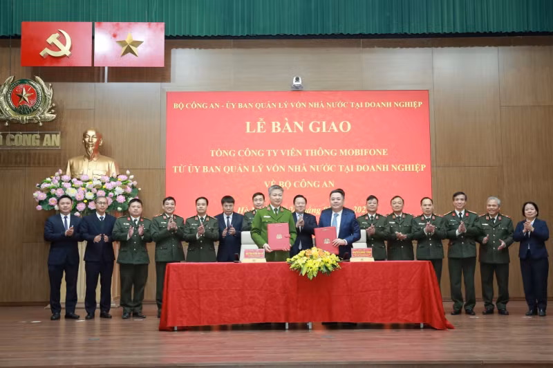 At the ceremony on February 28 to officially transfer MobiFone Telecommunications Corporation from the commission to the Ministry of Public Security. (Photo: cand.com.vn)