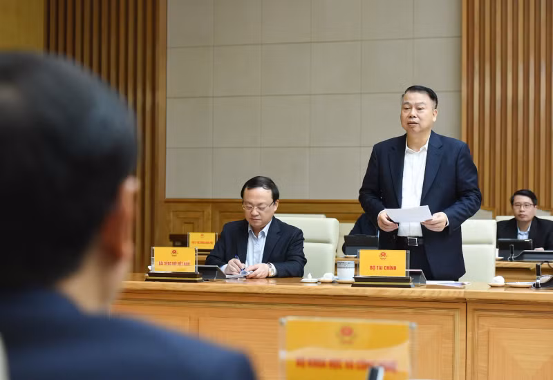 Deputy Minister of Finance Nguyen Duc Chi speaks at the meeting.