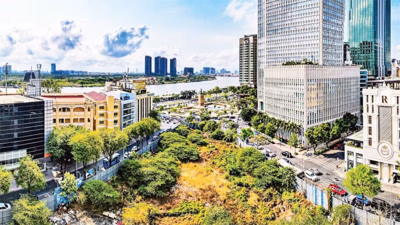 The plot of land located at 2-4-6 Hai Ba Trung Street, District 1, Ho Chi Minh City, has remained abandoned for many years. (Photo: DUY ANH)