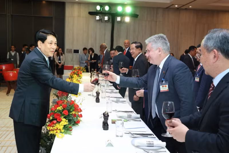 State President hosts banquet for international delegations attending reunification anniversary celebration (Photo: VNA) 