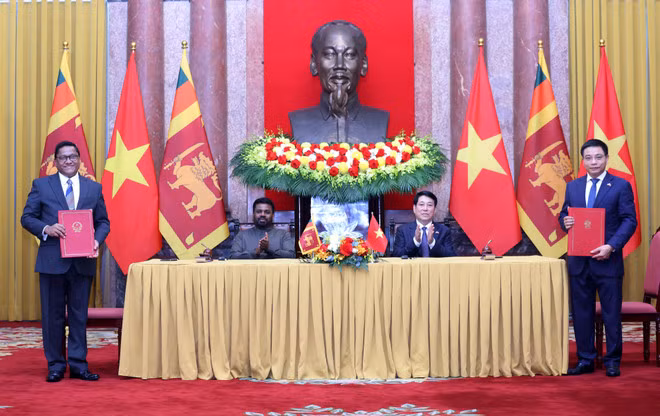 The two Presidents witness the exchange of an agreement on customs cooperation and mutual assistance between the Vietnamese and Sri Lankan Governments. (Photo: VNA)