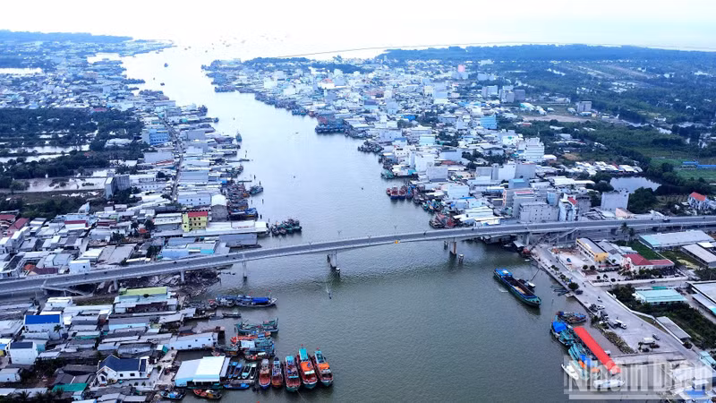 The Whale Worshipping Festival is an annual festival held in the coastal town of Song Doc, which has now reached its 100th year. This town is also the largest and most bustling coastal settlement in Ca Mau Province.