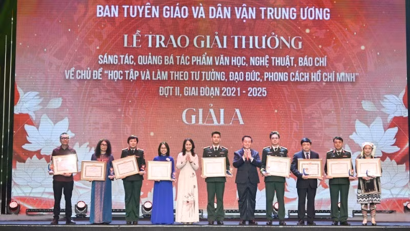 A-prize winners are honoured. (Photo: THE DAI)