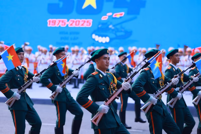 Rifle drill and military band performance “The Nation is Full of the Joys” by the Military Ceremonial Unit, the University of Military Culture and Arts, and art troupes from Military Regions 1, 3, and 9. (Photo: VNA)
