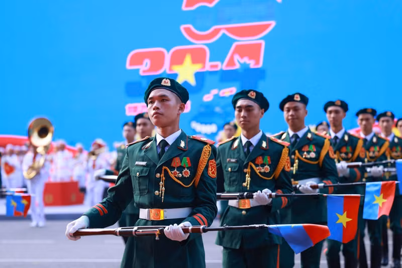 Rifle drill and military band performance “The Nation is Full of the Joys” by the Military Ceremonial Unit, the University of Military Culture and Arts, and art troupes from Military Regions 1, 3, and 9. (Photo: VNA)