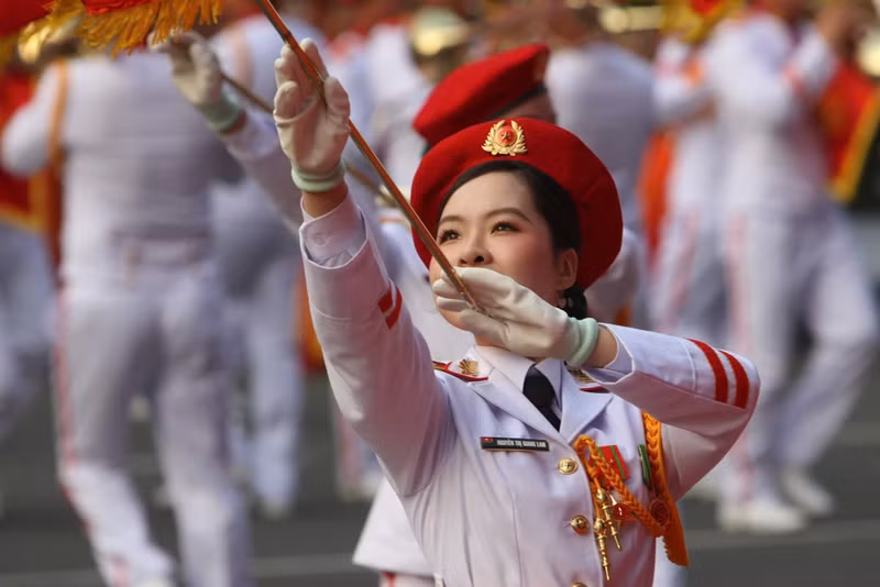 Rifle drill and military band performance “The Nation is Full of the Joys” by the Military Ceremonial Unit, the University of Military Culture and Arts, and art troupes from Military Regions 1, 3, and 9. (Photo: VNA)