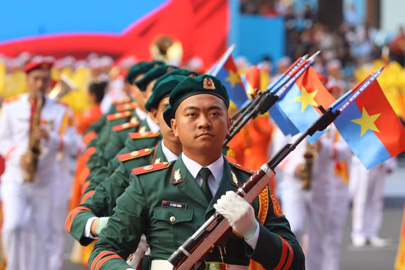 Rifle drill and military band performance “The Nation is Full of the Joys” by the Military Ceremonial Unit, the University of Military Culture and Arts, and art troupes from Military Regions 1, 3, and 9. (Photo: VNA)