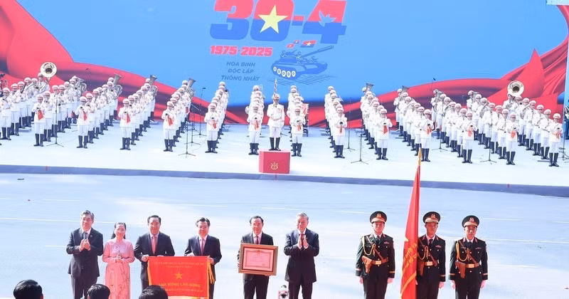 Party General Secretary To Lam, on behalf of the Party and State leaders, conferred the ‘Labour Hero’ title on the Party Committee, Government and People of Ho Chi Minh City. (Photo: VNA)