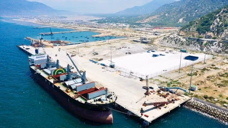 A corner of Trung Nam Ca Na International Port in Ninh Thuan Province. (Photo: NGUYEN TRUNG)