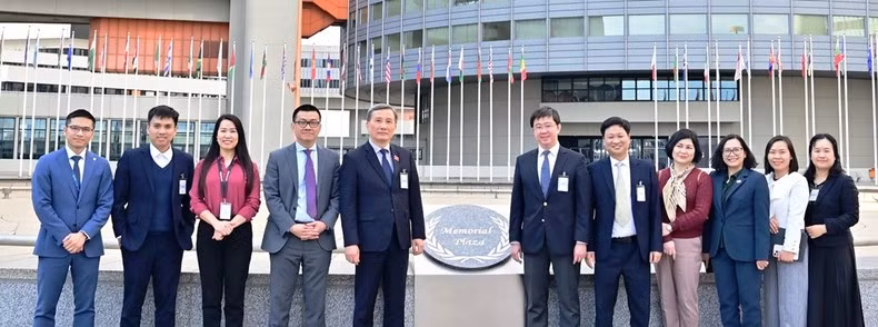 Chairman of the NA’s Committee on Science, Technology and Environment Le Quang Huy, Deputy Minister of Science and Technology Bui Hoang Phuong, and the other members in Austria.