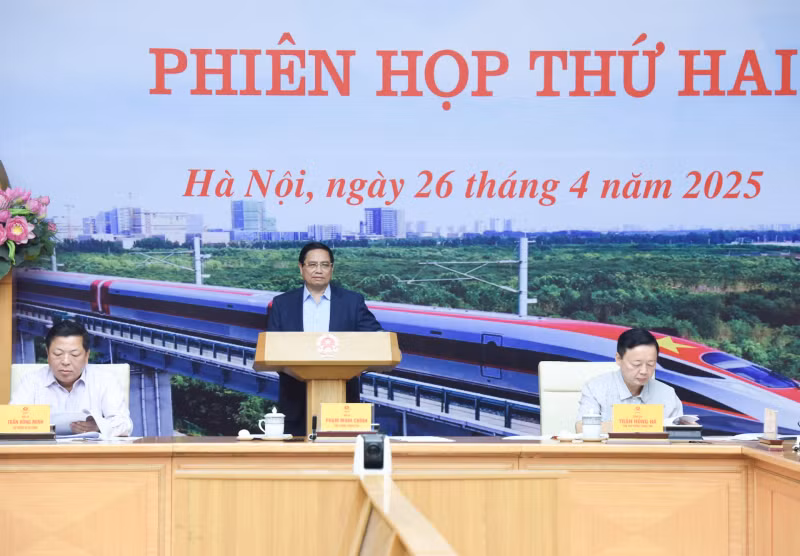Prime Minister Pham Minh Chinh speaks at the meeting on April 26. (Photo: NDO)
