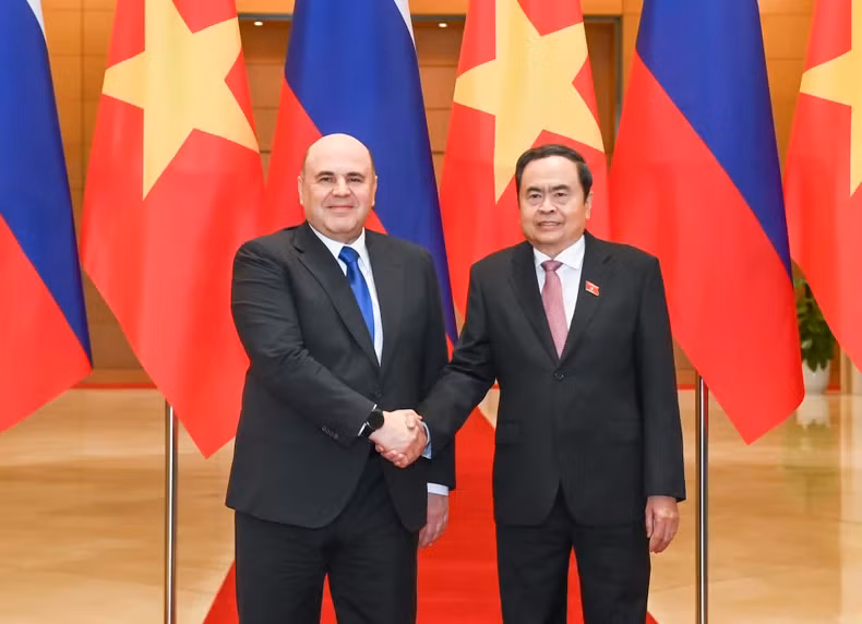 National Assembly Chairman Tran Thanh Man (R) meets with Russian Prime Minister Mikhail Vladimirovich Mishustin (Photo: NDO) 