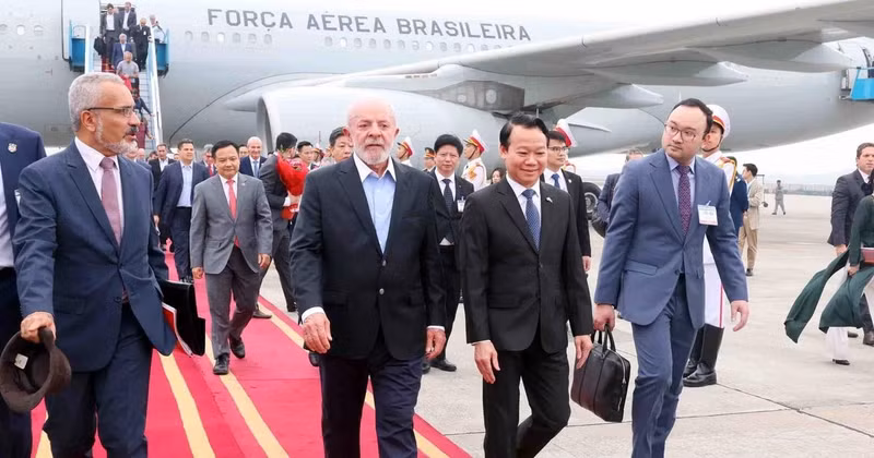 Brazilian President Luiz Inacio Lula da Silva arrives in Hanoi on March 27 afternoon, beginning his three-day state visit to Vietnam at the invitation of State President Luong Cuong. (Photo: VNA) 