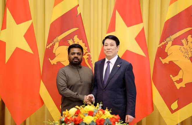 State President Luong Cuong (R) and Sri Lankan President Anura Kumara Dissanayaka at their talks in Ha Noi on May 5. (Photo: VNA)