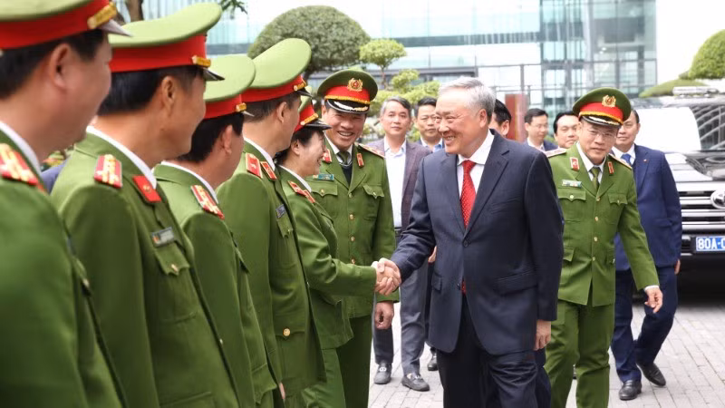 Permanent Deputy Prime Minister Nguyen Hoa Binh visits and extends Lunar New Year greetings to officers and soldiers of the Environmental Police Force. (Photo: DINH HAI)