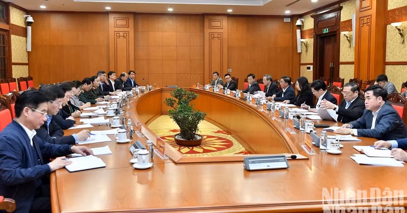 Politburo member and Permanent member of the Secretariat Tran Cam Tu chairs the briefing session with Party committees, offices, and several central agencies.