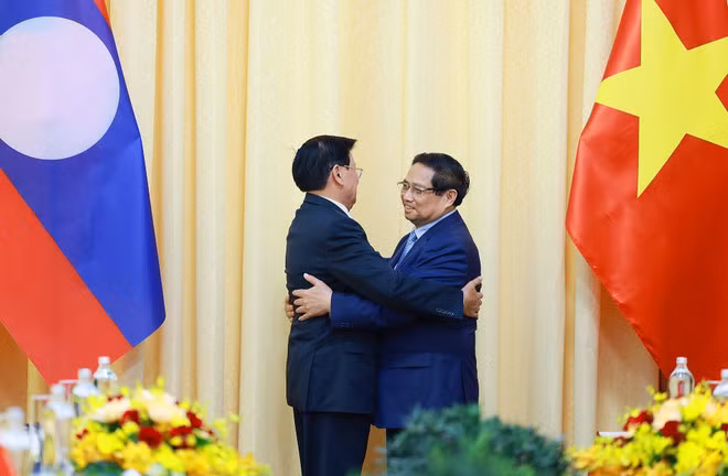 Prime Minister Phạm Minh Chinh (right) and General Secretary of the Lao People’s Revolutionary Party (LPRP) and President of Laos Thongloun Sisoulith (Photo: VNA)