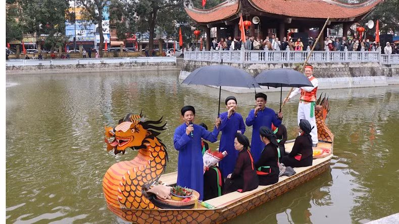 Singing Quan Ho on a boat, a beautiful feature of Lim festival.