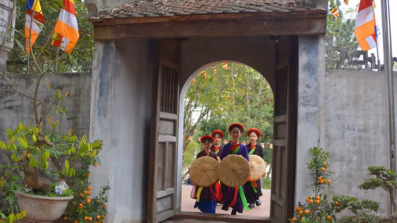 A 'Quan Ho' (love-duet) performance by little singers.