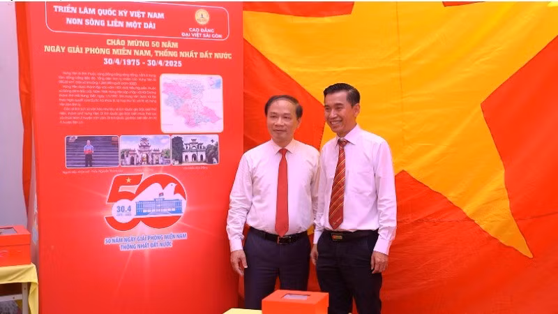 Pham Tat Thang, Deputy Head of the Party Central Committee’s Commission for Communications, Education and Mass Mobilisation (left), attends the exhibition.