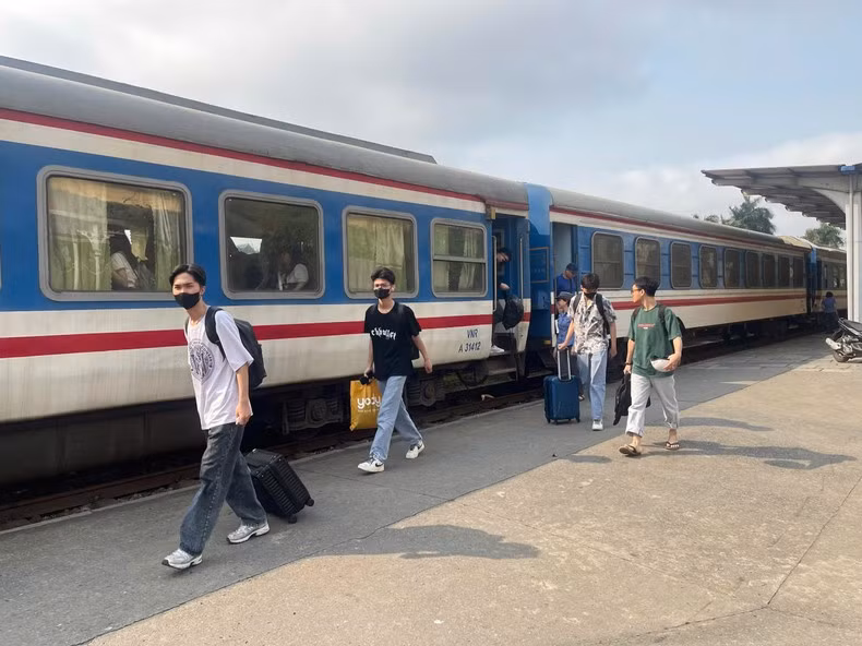 Many young people choose train as a means of travelling to Hai Phong.