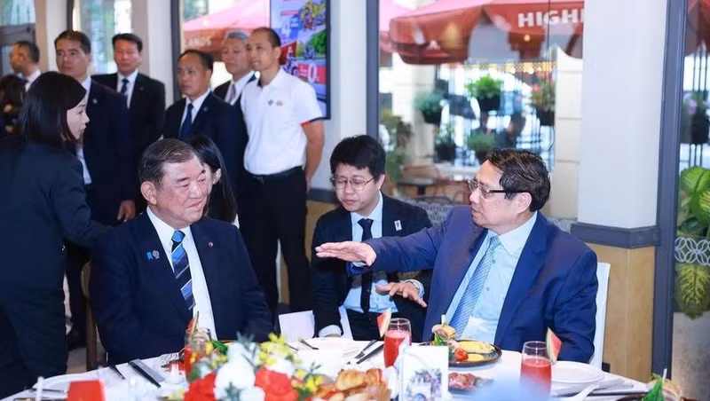 Prime Minister Pham Minh Chinh (right) and Japanese counterpart Ishiba Shigeru have breakfast and enjoy Vietnamese coffee together on April 29. (Photo: VNA) 