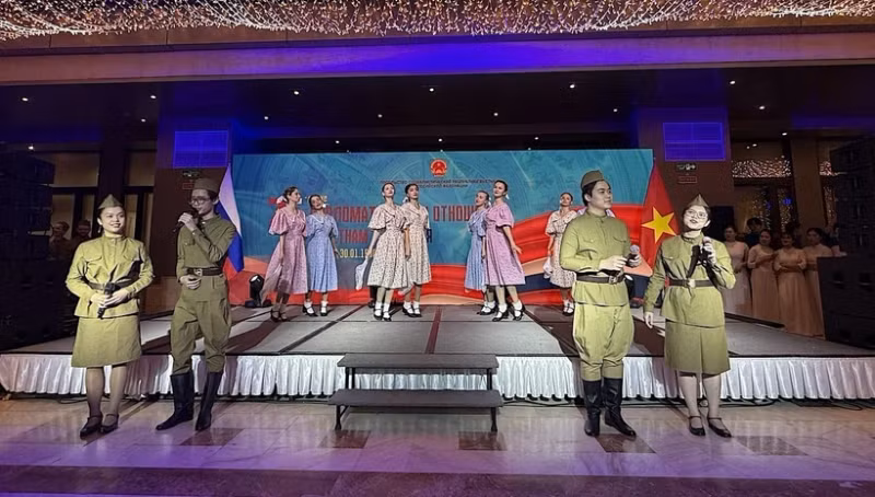 Vietnamese and Russian artists deliver a performance at the event. (Photo: VNA) 