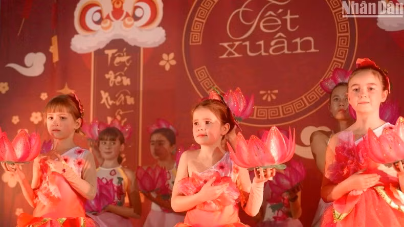 A dance performed by French and Vietnamese children living in Lorient.